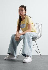 Levi's® BATWING TEE - Triko s potiskem - golden haze