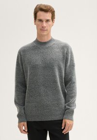 Grauer Strickpullover mit hohem Kragen, langen Ärmeln und einem strukturierten Stoff. Mit gerippten Bündchen und Saum.