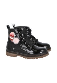 Botines de charol negro con cordones en la parte delantera, que presentan acentos de pompones en rosa y rojo y patrones de estrellas en los laterales. Suelas de goma marrón.