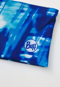 Puha, rugalmas anyagból készült, kék, multifunkcionális fejfedő, absztrakt mintával, különböző kék árnyalatokkal és kör alakú "Buff" logóval.