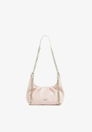 Borsa a mano in pelle rosa morbida con tracolla a catena argento e piccolo logo dorato centrato sul davanti su sfondo bianco.