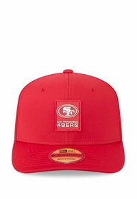 Rote verstellbare Kappe aus Stoff mit einer strukturierten Krone. Beinhaltet ein rechteckiges Logo-Patch der San Francisco 49ers auf der Vorderseite.