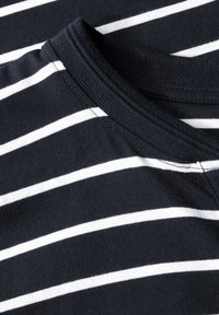 Musta-valkoinen raidoitettu kangas, jossa on pyöreä kaula-aukko ja ribbineulekaulus. Kankaassa on sileä pinta ja tasaisesti sijoitetut raidat.