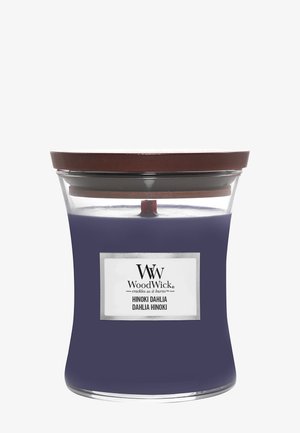 Doorzichtige glazen pot met houten deksel en houten lont met geurkaars van Purple WoodWick, gelabeld "Hinoki Dahlia".