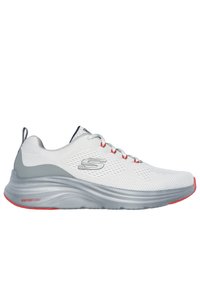 Scarpa atletica bianca con tomaia in rete, dettagli grigi, lacci rossi e una suola spessa grigia etichettata "VAPORFOAM" per supporto e ammortizzazione.