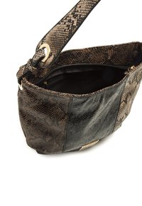 Texturierte Handtasche im Schwarz-Braunen Schlangen-Muster, ausgestattet mit einem breiten Schultergurt, Reißverschluss und einem geräumigen Innenraum.