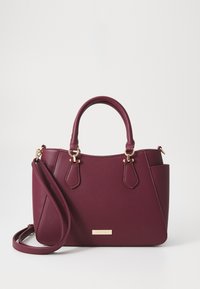 Borsa sintetica color bordeaux con doppio manico superiore, dettagli in hardware dorato e una tracolla rimovibile. Superficie texture con tasche laterali.