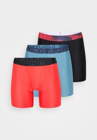 Trois paires de boxers pour hommes : rouge, bleu et noir. Chacune a une taille élastique avec le logo "UNDER ARMOUR" et un design lisse et ajusté.