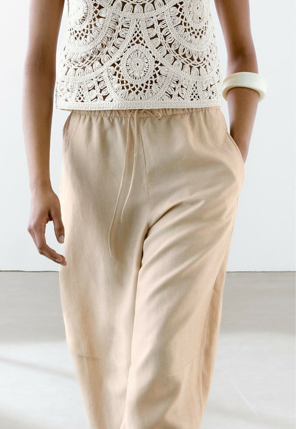 FLOWING BARREL FIT - Trousers - sand3