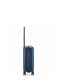 Valigia rigida blu con superficie testurizzata, manico telescopico nero e quattro ruote per la mobilità. Dettaglio decorativo con cerniera verticale.