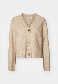 Μπεζ πλεκτό καζάκα με V-λάσπη, ριγέ υφή, δύο μπροστινές τσέπες και τρία καφέ κουμπιά μπροστά. Μαλακό, ελαφρύ υλικό.