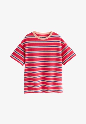 Tricou roșu cu mâneci scurte, cu dungi orizontale roz, albastre și bej, guler rotund și croială lejeră, pe fundal alb simplu.