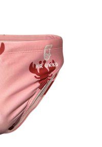 Różowe slipy kąpielowe z czerwonym wzorem homara i białym napisem „MR UKKO”. Miękka tkanina, elastyczny pas i boczne przeszycia.