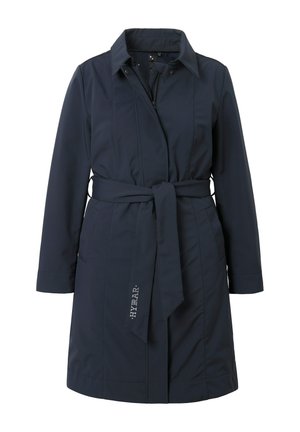 Tummansininen, polvipituinen takki vedenkestävästä kankaasta, jossa on vyötäröllä vyö, terävä kaulus ja kaksi etutaskua.