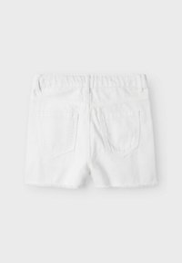 Shorts en denim blanc avec un ourlet effiloché, comportant deux poches arrière et une texture lisse. Le design comprend une coupe classique et des passants de ceinture.