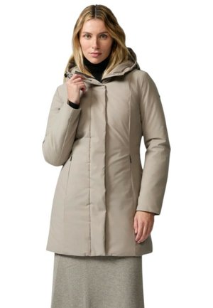 Cappotto beige imbottito con cappuccio, dotato di cerniera frontale, tasche laterali e texture liscia. Abbinato a un dolcevita nero e una gonna grigia.