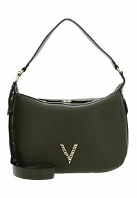 Borsa a mano verde in pelle con superficie testurizzata, forma curva, accessori in oro e un accentuato motivo a V sul davanti. Include una tracolla.