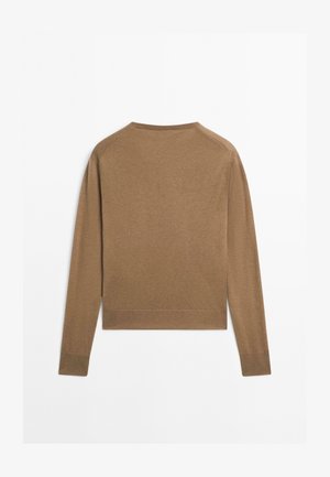 Pull en tricot marron à manches longues, avec des poignets et un ourlet côtelés. Design simple avec une texture lisse et un col rond classique.