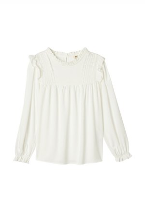Blouse blanche à manches longues avec des poignets et un col à volants, comportant des plis verticaux et une silhouette ample. Texture de tissu lisse.