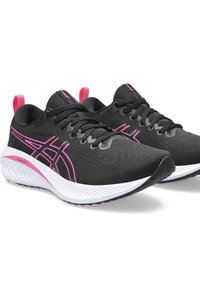 Czarne buty sportowe z różowymi akcentami, z siateczkową cholewką, sznurowadłami oraz teksturowaną białą podeszwą z rowkami zapewniającymi przyczepność.