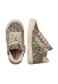 Baskets imprimé léopard avec des accents beige et doré, dotées de lacets pailletés, d'une fermeture éclair sur le côté et d'un dessus en toile texturée. Semelle en caoutchouc.