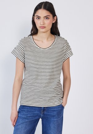 Stribet kortærmet t-shirt i cremet og sort, med rund halsudskæring og afslappet pasform, kombineret med blå jeans.