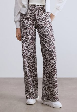 Wide leg - rhododendron