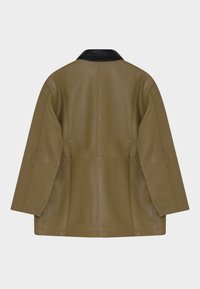 Olijfkleurig leren jasje met een zwarte kraag, losse pasvorm en lange mouwen. Voorzien van naaddetails en een minimalistisch ontwerp.