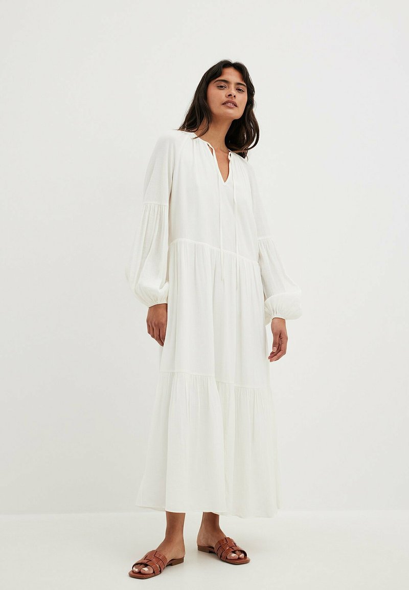 NA-KD STRUKTURIERTES FLIESSENDES - Vestito lungo - white