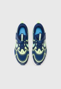 Baskets de sport bleu et vert néon avec un upper en mesh, design incurvé et sangle Velcro. Présente un intérieur rembourré pour le confort.