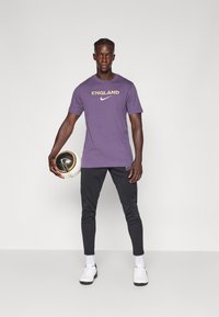 Nike Performance ENGLAND ENT NIKE WORDMARK TEE - Equipación de selecciones - dark raisin