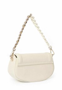 Borsa a mano in pelle crema con forma curva, dotata di tracolla a catena in tonalità oro e spalline testurizzate. Chiusura magnetica superiore.