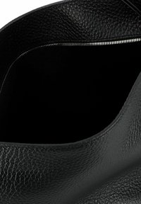 Borsa a tracolla nera in pelle con superficie testurizzata, apertura superiore con dettagli in zip e un interno spazioso. Design liscio e minimalista.