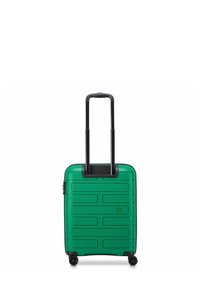 Maleta rígida verde con un diseño texturizado, asa negra y cuatro ruedas para mayor movilidad. Cuenta con una forma rectangular para facilitar el almacenamiento.