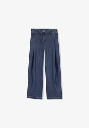 Pantalones de mezclilla azul oscuro de pierna ancha con trabillas para cinturón, bolsillos laterales y cierre frontal con botón y cremallera.