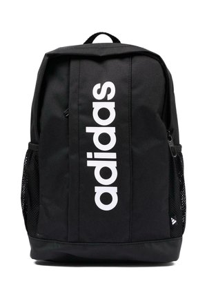 Zaino nero Adidas con logo bianco verticale, tasca frontale con cerniera e tasche laterali in rete su sfondo bianco.
