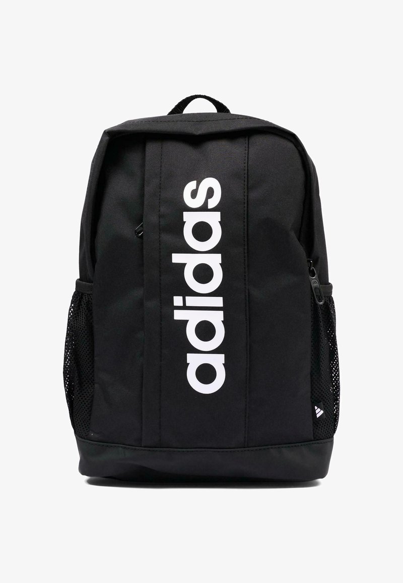 Sac à dos Adidas noir avec logo blanc vertical, poche avant zippée et poches latérales en filet sur fond blanc.