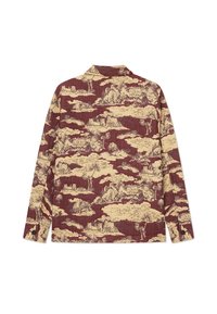 Camicia a maniche lunghe in bordeaux e beige, con stampa paesaggistica. Tessuto texturizzato con dettaglio a bottone sul polsino.