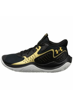 Chaussure de sport basse noire et dorée avec semelle blanche incurvée, dessus en mesh, lacets et logos Under Armour au talon et à la languette.
