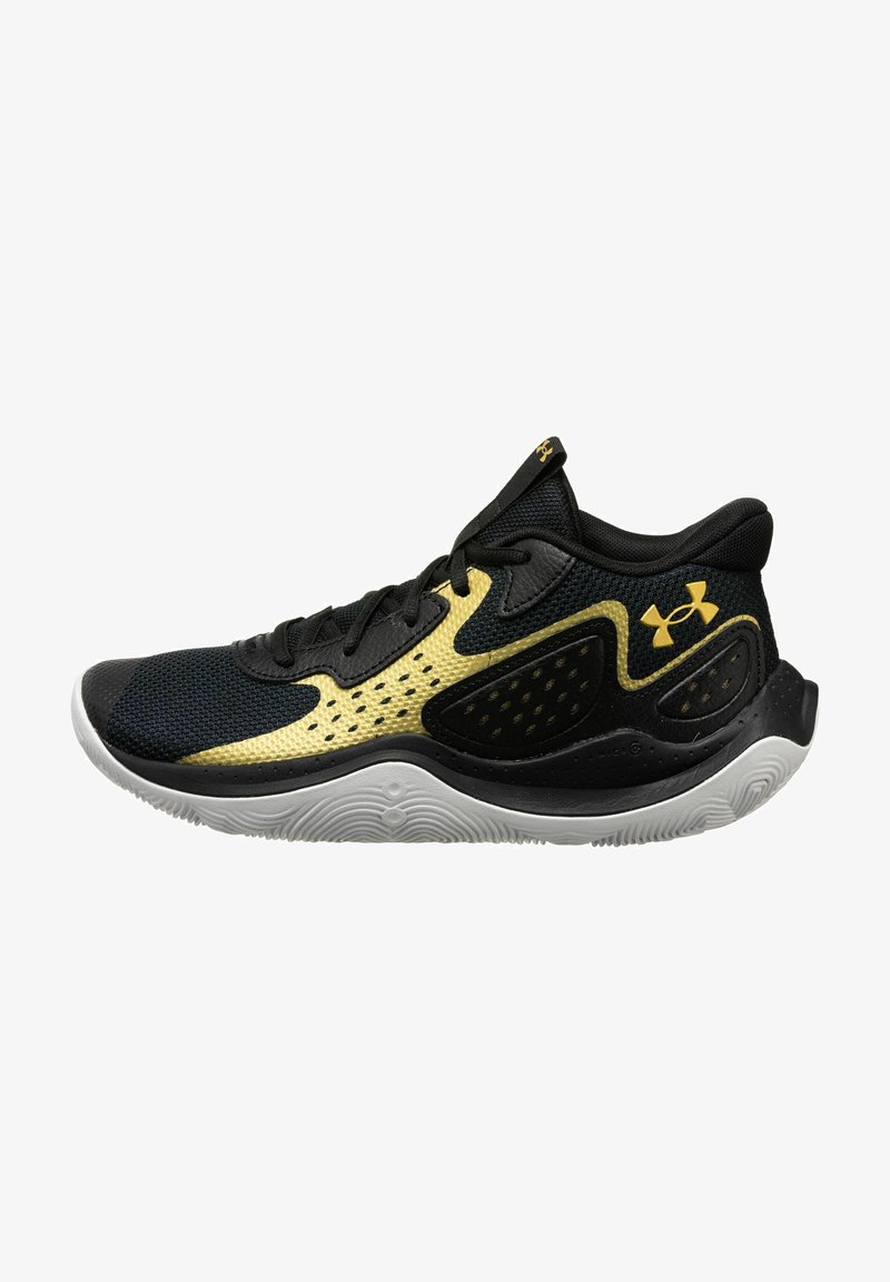 Chaussure de sport basse noire et dorée avec semelle blanche incurvée, dessus en mesh, lacets et logos Under Armour au talon et à la languette.