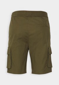 Shorts cargo vert olive en tissu léger, dotés de poches latérales, d'une poche arrière et d'une taille élastique pour plus de confort.