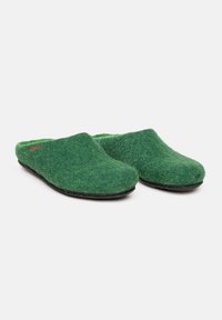 Pantofole in feltro verde con punta arrotondata e apertura posteriore, dotate di una suola in gomma nera e una sottile brandizzazione rossa. Texture morbida in tutto il prodotto.