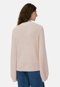 Helles rosa gestricktes Sweatshirt mit einem strukturierten Muster, lässiger Passform und weiten Ärmeln, von hinten gezeigt mit sichtbaren Rippen am Saum.