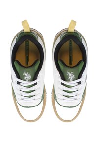 Bílé tenisky s zelenými akcenty a hnědými podrážkami. Mezi vlastnosti patří tkaničky, poutko a logo na jazyku. Texturovaná tkanina uvnitř.