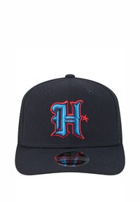 Schwarze Kappe mit strukturiertem Design, ausgestattet mit einem gestickten blauen und roten "H"-Logo, Netzrücken und flachem Schirm, mit sichtbaren, detaillierten Nähten.