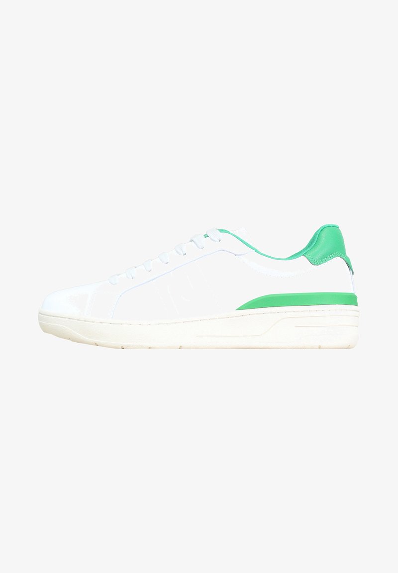 Zapatillas deportivas blancas con una parte superior de cuero liso, que presentan un talón verde y acentos, puntera redonda y una suela de goma texturizada para un mejor agarre.