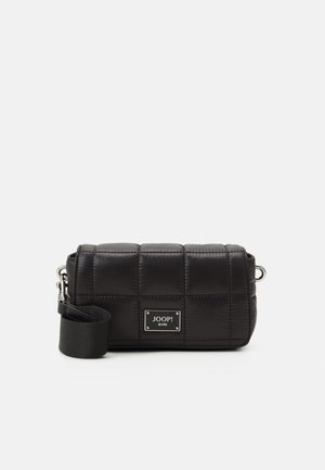 Bolso de hombro negro acolchado con correa ancha y placa metálica con el logo de Joop Jeans en el frente sobre fondo blanco.