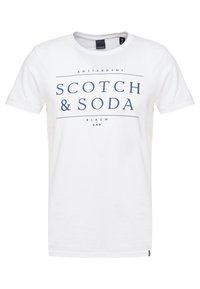 Hvid bomulds t-shirt med marineblå trykt tekst: "AMSTERDAMS SCOTCH & SODA BLAUW" og logo i centrum. Korte ærmer, rund halsudskæring.
