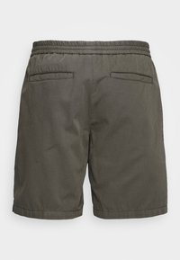Oliwkowe szorty wykonane z mieszanki bawełny, z elastycznym pasem, dwoma tylnymi kieszeniami oraz prostym krojem.