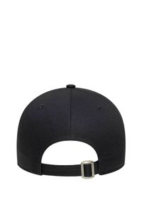 Zwarte baseballpet met een gebogen klep, gemaakt van gladde stof. Verstelbare band aan de achterkant met een metalen gesp.